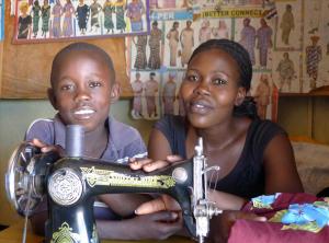 Eine Frau und ein Junge vor einer Nähmaschine